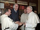 Kanadský teolog Jean Vanier (druhý zleva) s papeem Janem Pavlem II. (13....