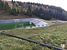 Fotografie z podzimu 2022 zachycujc vodn ndr postavenou bez povolen u...