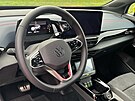 Interi�r elektromobilu Volkswagen ID.4 GTX, kter� t�i m�s�ce testovala v...