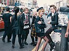Skupina punker v londýnské tvrti Camden (1986)