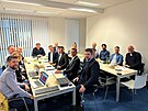 Na debat� o �enských kolektivních sportech sedí pouze dv� �eny (31. b�ezna...