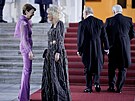 Nmecká první dáma Elke Buedenbenderová, britská královna cho Camilla, král...