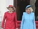 Nmecká první dáma Elke Buedenbenderová a britská královna cho Camilla...