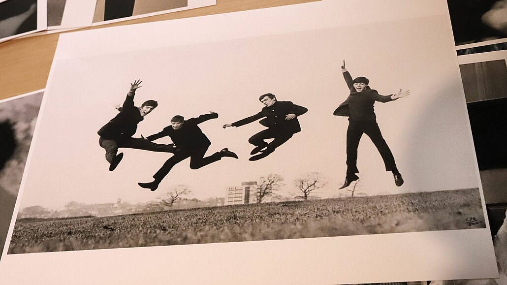 Slavná fotka Beatles ve výskoku od Dezidera Hoffmana