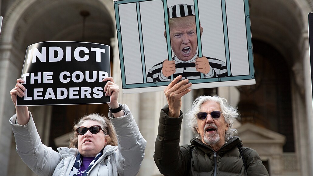 Trump za míe. Demonstranti v New Yorku poadují Trumpovo odsouzení.