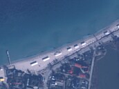 Snímek providera Planet SkySat zachycuje budování ruských zákopů na pobřeží u...