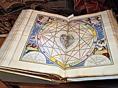 Unikátní atlas hvězd ze 17. století, spuštění hodin na zámecké věži nebo...