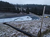 Fotografie z letošní zimy zachycující vodní nádrž postavenou bez povolení u...