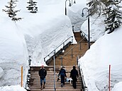 Sněhová pokrývka v horském městečku Mammoth Lakes v Kalifornii po sérii bouří...