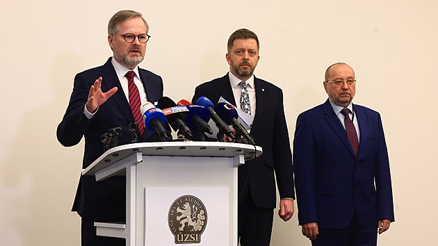 Petr Fiala, Vt Rakuan a Vladimr Posolda (vpravo) na adu pro zahranin styky a informace. (30. bezna 2023)