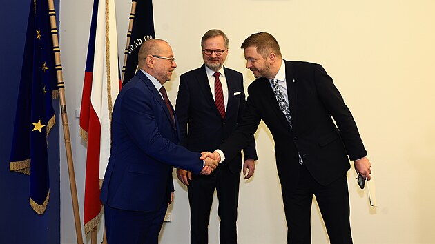 Vladimr Posolda (vlevo), Petr Fiala a Vt Rakuan na adu pro zahranin styky a informace. (30. bezna 2023)