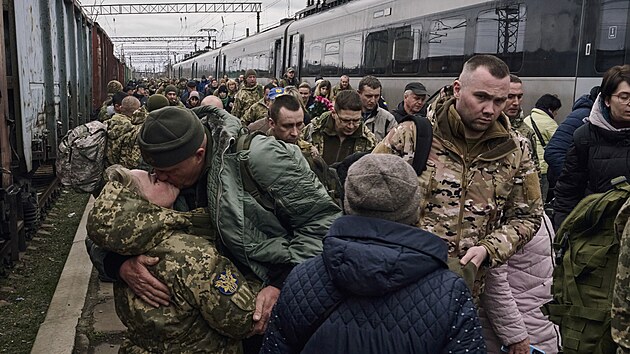 Žena líbá svého muže na nádraží poblíž frontové linie v Kramatorsku v Doněcké oblasti na Ukrajině. (29. března 2023)