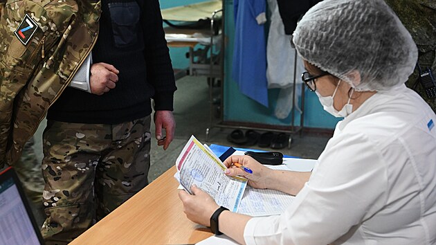 Píslunice ruské zdravotnické jednotky se vnuje vojákovi na blíe neureném...