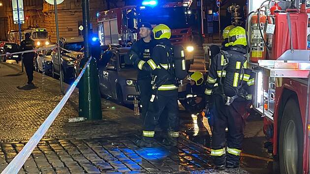 Hasiče v Praze zaměstnaly kolem čtvrteční půlnoci dva požáry. Hořelo v nočním klubu na Václavském náměstí a v kanceláři na Karlově náměstí. (30.března 2023)