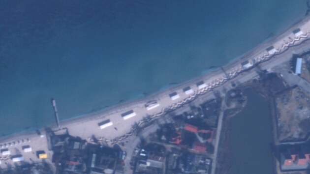 Snmek providera Planet SkySat zachycuje budovn ruskch zkop na pobe u msta ernomorskoje (45.515424, 32.710788). Rozlien: 75 cm na pixel, Datum: 25. 2. 2023.