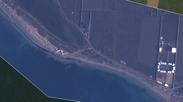Snímek providera Planet Labs SkySat zachycuje budování ruských zákopů na pobřeží (centrální část) u města Jevpatorija na okupovaném Krymu (45.19185483301434, 33.17362854120201). Rozlišení: 60 cm na pixel, datum: 2. 3. 2023.