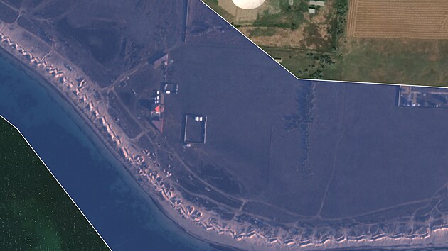 Snímek providera Planet Labs SkySat zachycuje budování ruských zákopů na pobřeží (východní část) u města Jevpatorija na okupovaném Krymu (45.19185483301434, 33.17362854120201). Rozlišení: 60 cm na pixel, datum: 2. 3. 2023.