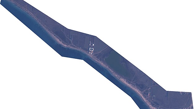 Snímek providera Planet Labs SkySat zachycuje budování ruských zákopů na pobřeží (celkový záběr) u města Jevpatorija na okupovaném Krymu (45.19185483301434, 33.17362854120201). Rozlišení: 60 cm na pixel, datum: 2. 3. 2023.