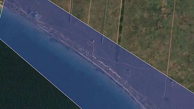 Snímek providera Planet Labs SkySat zachycuje budování ruských zákopů na pobřeží (západní část) u města Jevpatorija na okupovaném Krymu (45.19185483301434, 33.17362854120201). Rozlišení: 60 cm na pixel, datum: 2. 3. 2023.