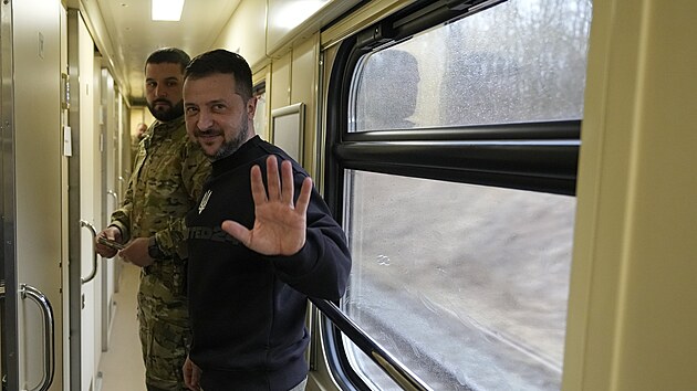 Ukrajinsk prezident Volodymyr Zelenskyj cestuje vlakem do pohraninch oblast a na frontov linie Ukrajiny, aby podpoil vojky. (28. bezna 2023)