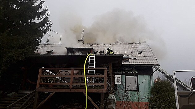 Požár penzionu v obci Brada - Rybníček na Jičínsku. (30. 3. 2023)