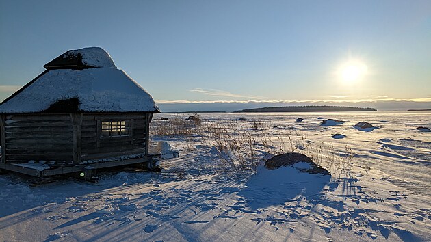 Na ostrvcch uprosted zamrzlho zlivu jsou vybudovny chatky, kde se d pespat i opct na ohniti nco k jdlu.