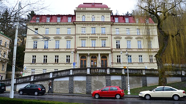 Historická budova hlavní pošty v centru Mariánských Lázní.