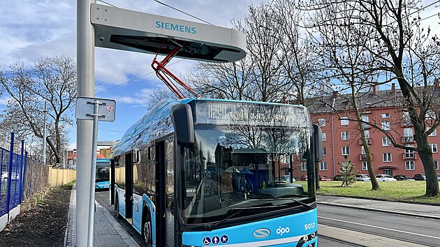 Autobusy dopravního podniku v Ostravě mohou využívat tři nové rychlonabíječky. Autobus dobijí za šest až deset minut.