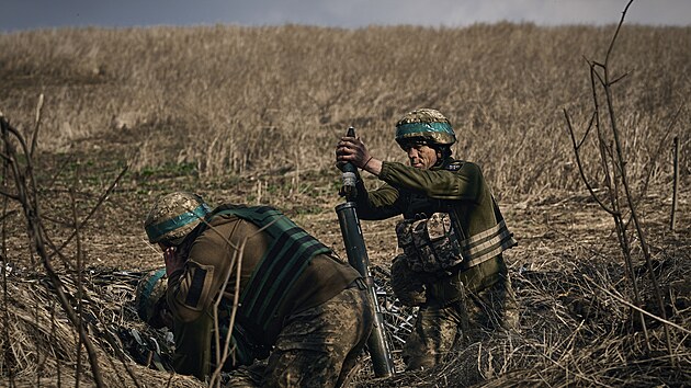 Ukrajint vojci 28. brigdy pl z minometu na rusk pozice na frontov linii u Bachmutu. (27. bezna 2023)