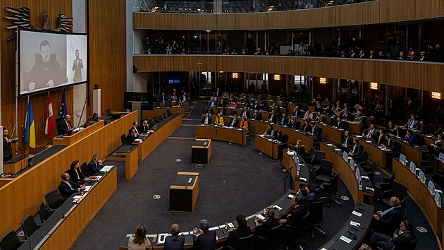 Ukrajinsk prezident Volodymyr Zelenskyj hovoil prostednictvm videa v doln komoe rakouskho parlamentu ve Vdni. (30. bezna 2023)