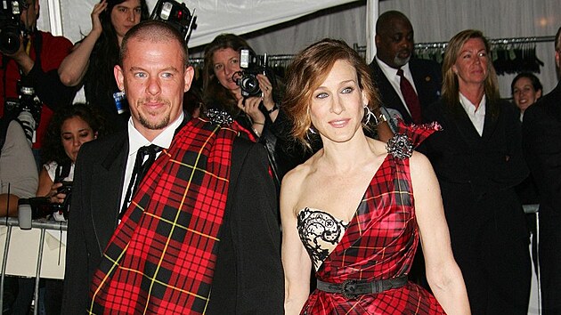 Designr Alexander McQueen a hereka Sarah Jessica Parkerov na Met Gala v roce 2006. Tma ronku bylo Anglomania.
