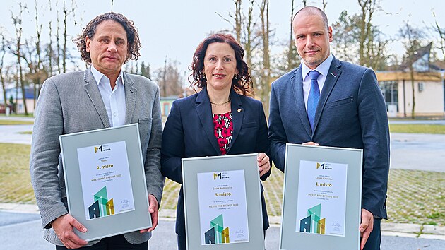 Ceny p�evzali z�stupci m�st. Z leva: starosta t�bora �t�p�n Pavl�k, prim�torka �esk�ch Bud�jovic Dagmar �kodov� Parmov� a krumlovsk� starosta Alexandr Nogr�dy.