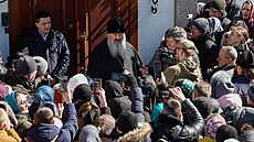 Metropolita Pavlo ped vchodem do Kyjevskopeerské lávry (30. bezna 2023)