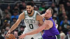 Goran Dragi� (vpravo) z Milwaukee a Jayson Tatum z Bostonu.