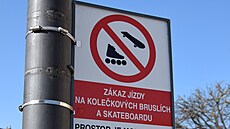 Cedule na Masarykov� nám�stí v Hodonín� zakazuje jízdu na kole�kových bruslích...