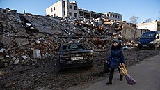 Obyvatelka Charkova prochází kolem budovy zni�ené ruským raketovým útokem. (31....