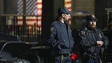 Policisté stojí na strái ped budovou soudu na Manhattanu. (30. bezna 2023)