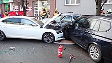 Dopravní nehoda v Holeov na Palackého ulici, pi které idi naboural do...