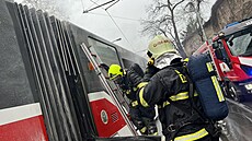 V praské ulici Vyehradská zasahují hasii spolu s DPP u poáru tramvaje. (30....