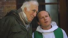 Kanadský teolog Jean Vanier (vlevo, 18. ledna 2004)