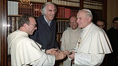 Kanadský teolog Jean Vanier (druhý zleva) s papeem Janem Pavlem II. (13....