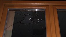 Aby se mu� dostal do v�zení, rozbil okno u domu v ulici Krále Ji�ího z Pod�brad...