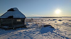 Na ostrvcích uprosted zamrzlého zálivu jsou vybudovány chatky, kde se dá...