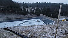 Fotografie z letoní zimy zachycující vodní nádr postavenou bez povolení u...