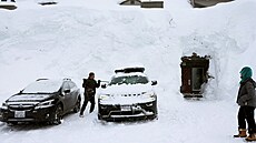 Snhová pokrývka v horském msteku Mammoth Lakes v Kalifornii po sérii bouí...