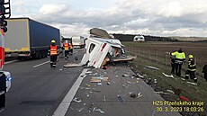 Nehoda na dálnici D5 u Tachova. Nákladní auto rozmetalo karavan, který stál v...