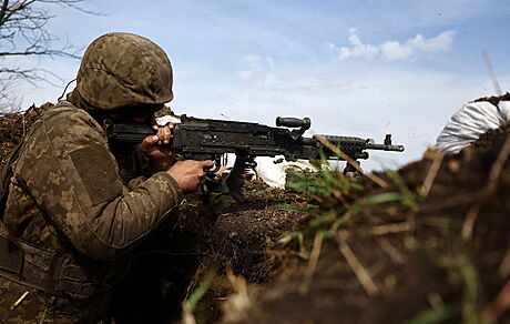 Písluník ukrajinské armády bhem pestelky na frontové linii v oblasti...