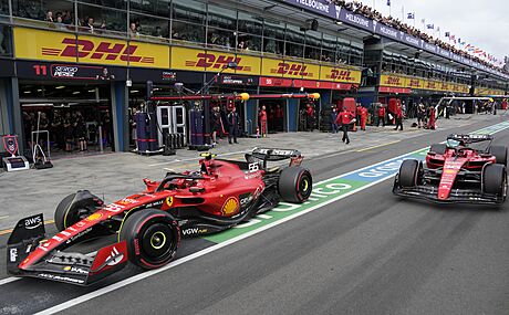 Carlos Sainz a Charles Leclerc vyjídí na tra pi VC Austrálie.