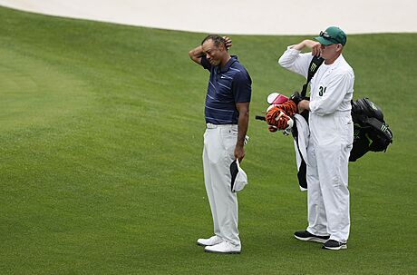 TIger Woods bhem druhého kola golfového Masters.