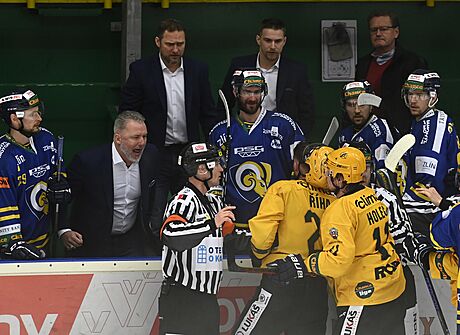Hádka bhem finále play off první hokejové ligy mezi Vsetínem a Zlínem.